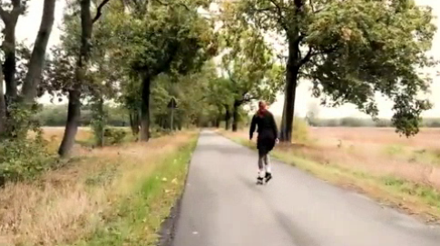 Thumbnail_Azubine_Katrin / Azubine Katrin läuft Inlineskates. Drumherum Bäume.