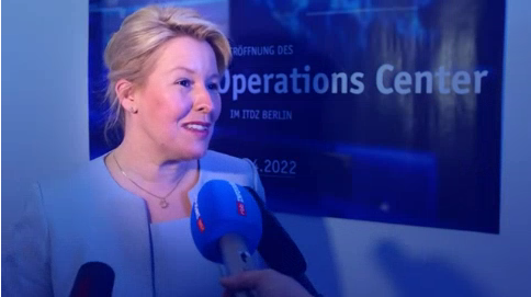Thumbnail_SecurityOperationsCenter 2 / Frau Giffey beantwortet Fragen.