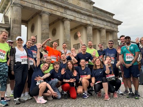 Gruppe von ITDZ Berlin Mitarbeitenden vor dem Brandenburger Tor