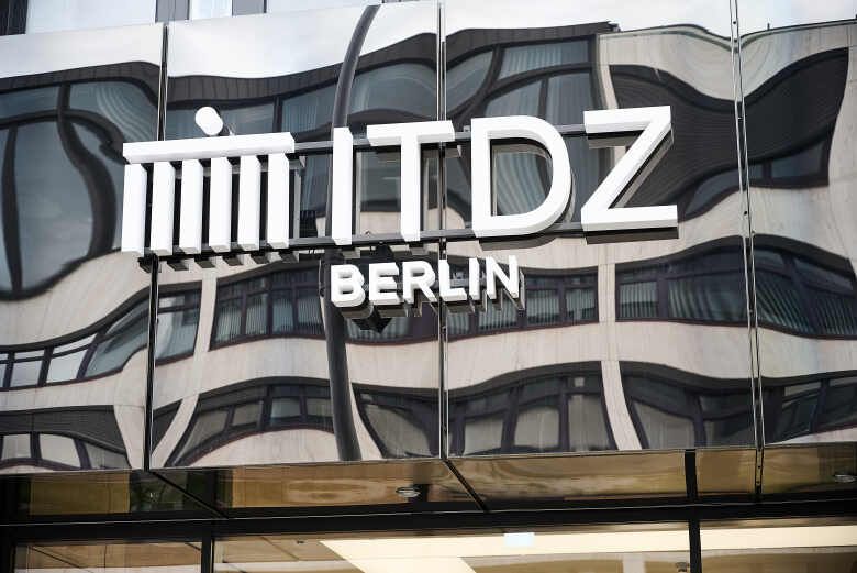 Das ITDZ Berlin Logo über dem Eingang in Haus 7