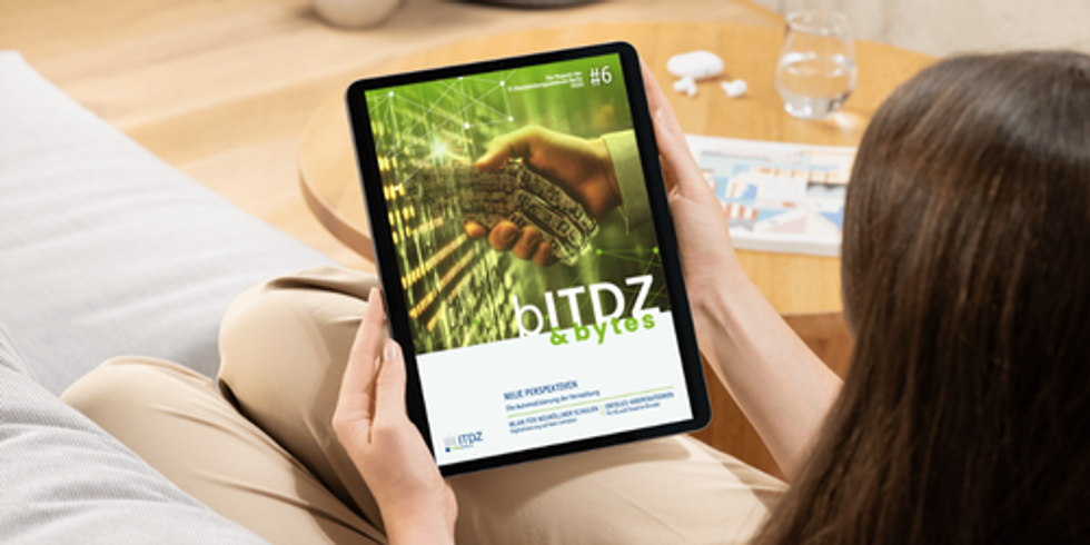 Frau mit Tablet in der Hand, darauf zu sehen: eine Ausgabe der bITDZ & bytes