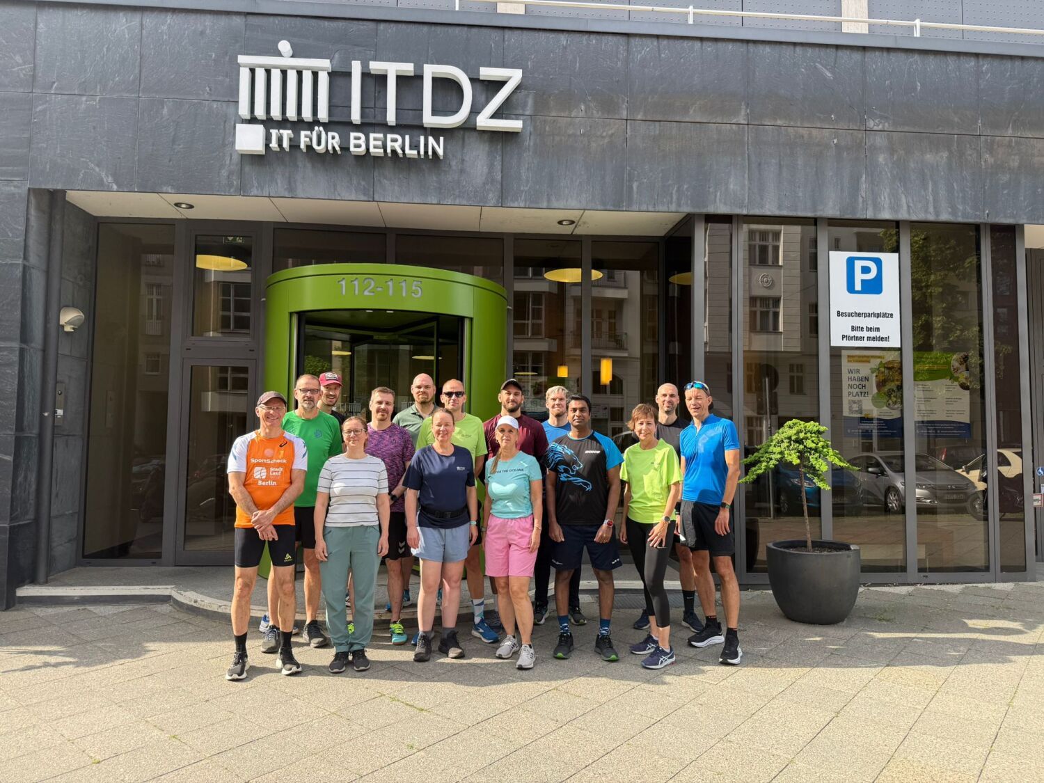 Laufgruppe vor dem ITDZ Berlin Gebäude