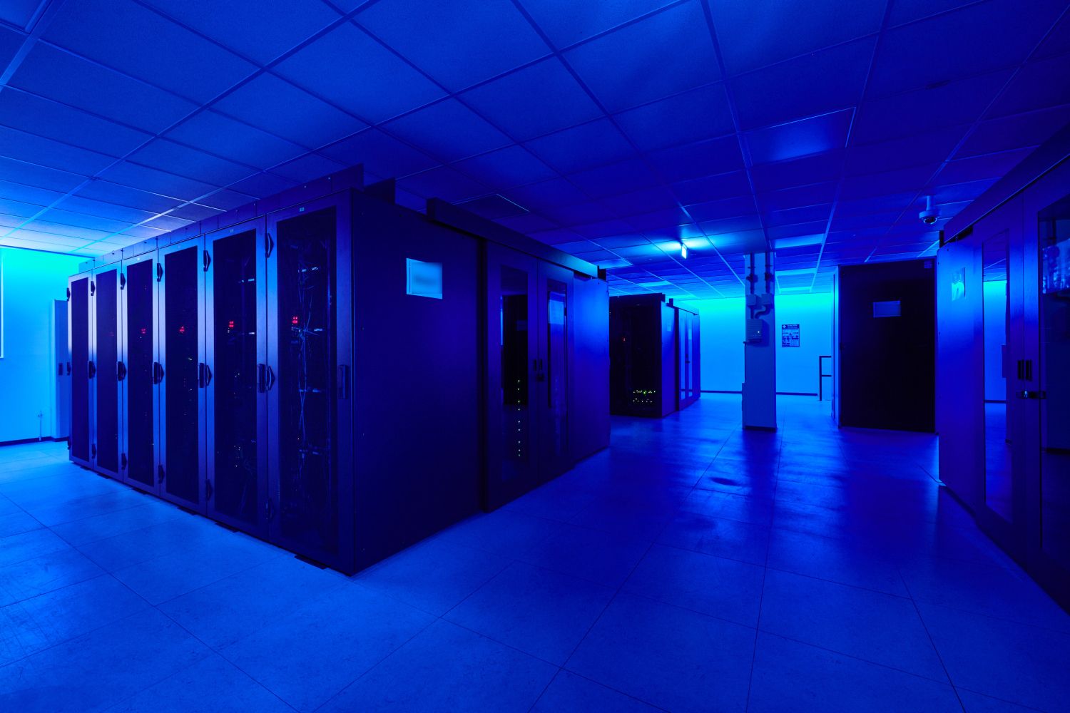 Rechenzentrum, Serverschränke in blauem Licht