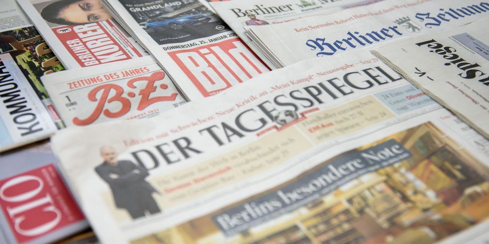 Mehrere gestapelte Zeitungen