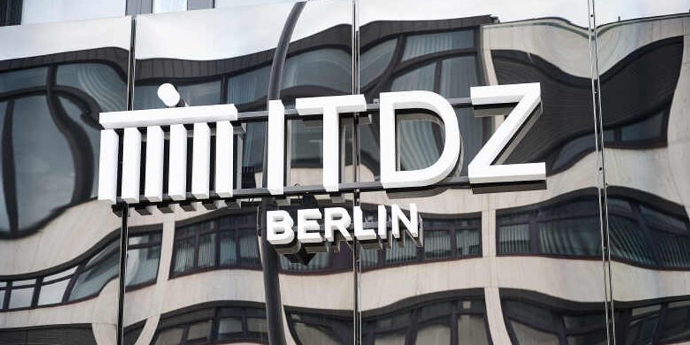 Das ITDZ Berlin Logo über dem Eingang in Haus 7