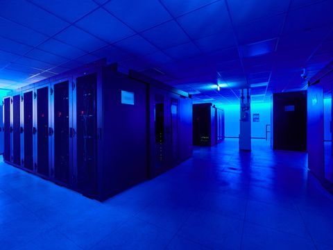 Rechenzentrum, Serverschränke in blauem Licht