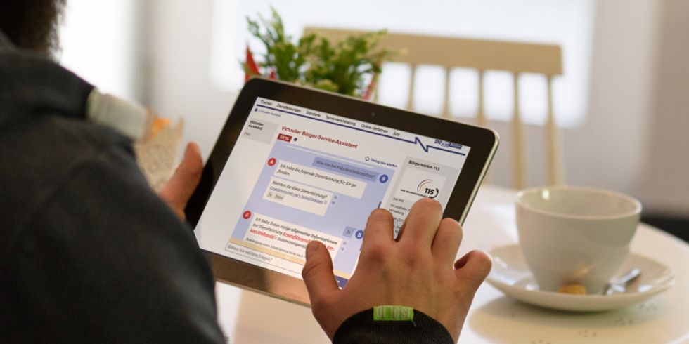 Mann mit Tablet in der Hand