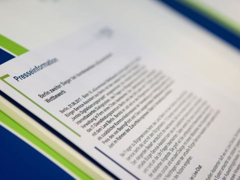 Ein Dokument in unscharf mit der Überschrift Presseinformation.