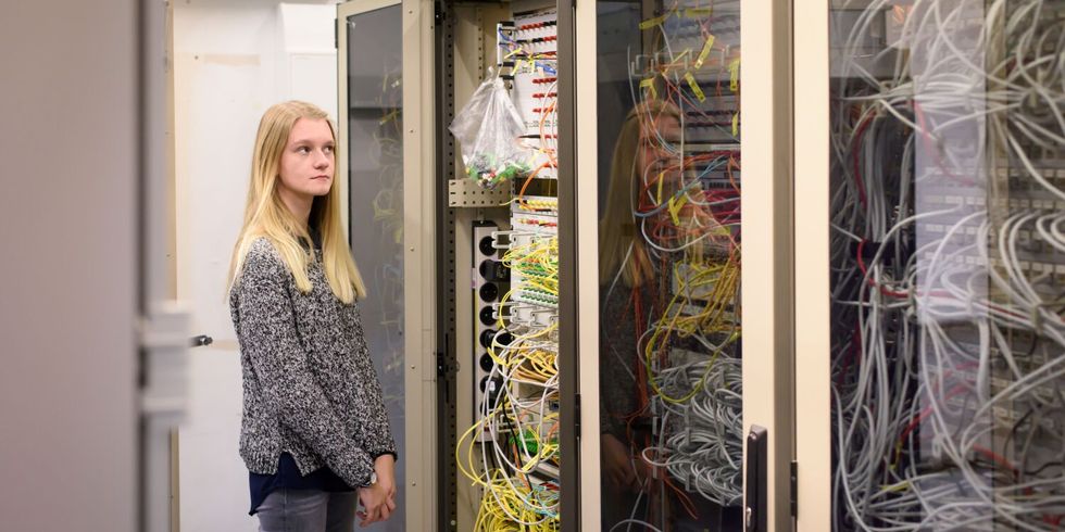 Praktikantin vor einem Serverschrank
