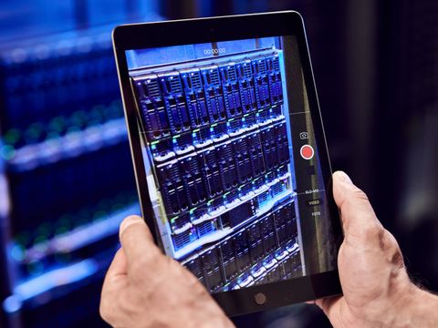 Tablet fotografiert Serverschrank