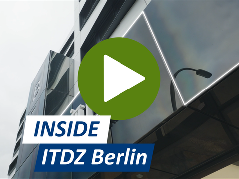 Foto der Fassade des ITDZ-Berlin-Gebäudes, davor Schriftzug mit Play Button: Inside ITDZ Berlin