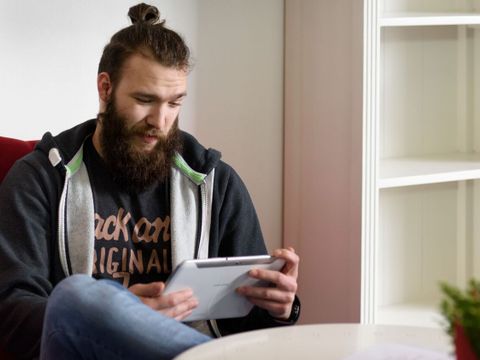 Mitarbeiter, der auf ein Tablet guckt