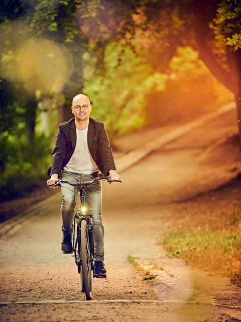 Innovationsmanager Matti Große fährt Fahrrad