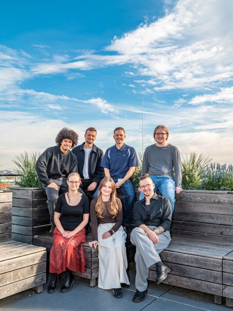 7 Menschen auf Gruppenbild