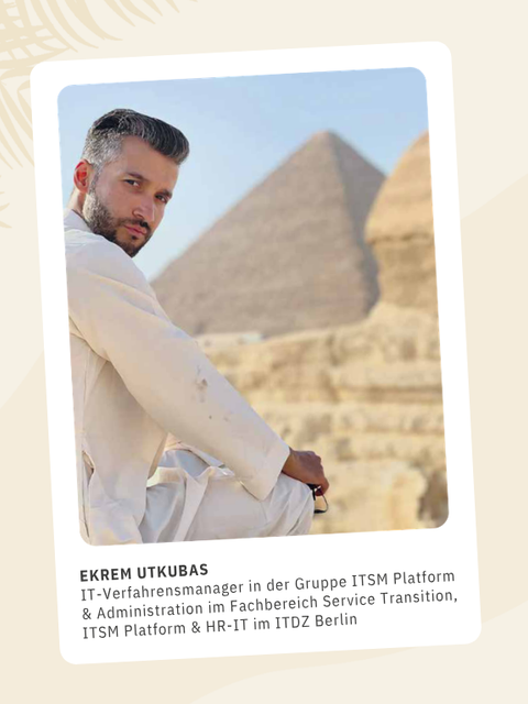 Gestaltete Magazin-Grafik mit einem Polaroid-Foto von Ekrem Utkubas vor den Pyramiden von Gizeh. Unter dem Foto steht ein kurzer Steckbrief zu seiner Rolle im ITSM Platform & HR-IT-Bereich des ITDZ Berlin.