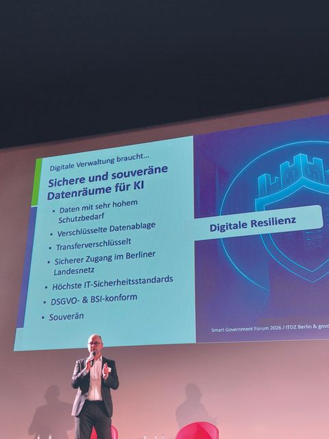 Person hält auf einer Bühne einen Vortrag zur digitalen Resilienz und souveränen Datenräumen für KI.