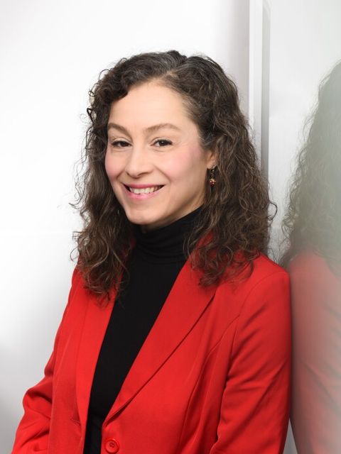 Dr. Maria Borelli lächelt stehend in die Kamera