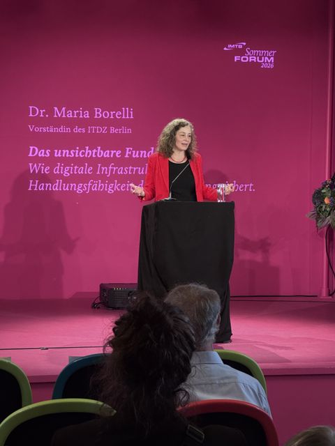 Dr. Maria Borelli spricht auf der Bühne