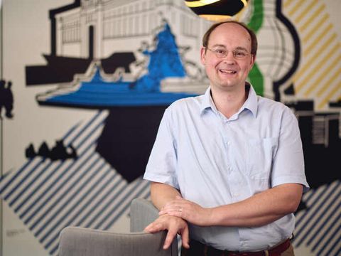 Benjamin Rinna lächelt rin die Kamera