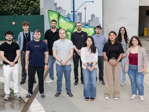 Zwölf Azubis auf Gruppenbild