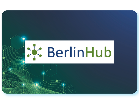 BerlinHub-Logo auf einer abstrakten digitalen Netzwerk-Grafik mit grün-blauen Datenlinien.