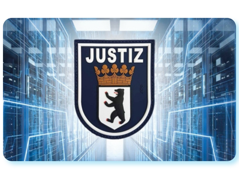 Justiz-Wappen vor einer digitalen Serverraum-Grafik als Symbol für sichere IT-Infrastruktur der Berliner Justiz.