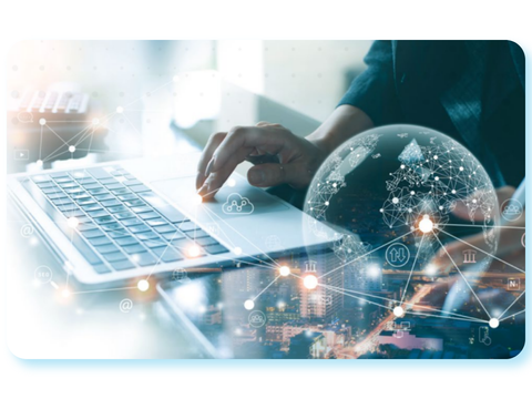 Symbolbild zur Digitalisierung: Eine Person bedient ein Laptop, darüber liegen grafische Elemente wie ein vernetzter Globus, digitale Verbindungslinien und Icons für Cloud, Daten und Verwaltung.