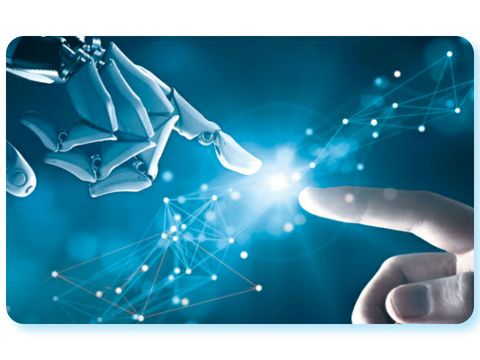 Symbolbild zur Zusammenarbeit von Mensch und künstlicher Intelligenz: Eine menschliche Hand und eine Roboterhand berühren sich beinahe mit den Fingerspitzen. Im Hintergrund sind digitale Verbindungslinien und leuchtende Netzwerke zu sehen.