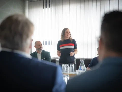 Maria Borelli hält Vortrag, Menschen hören zu