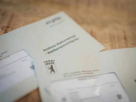 Zwei Wahlbenachrichtigungsbriefe auf einem Tisch
