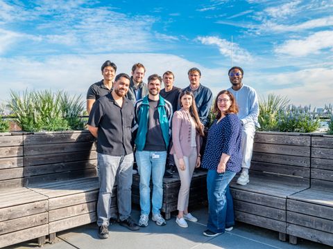 8 Menschen auf Gruppenfoto