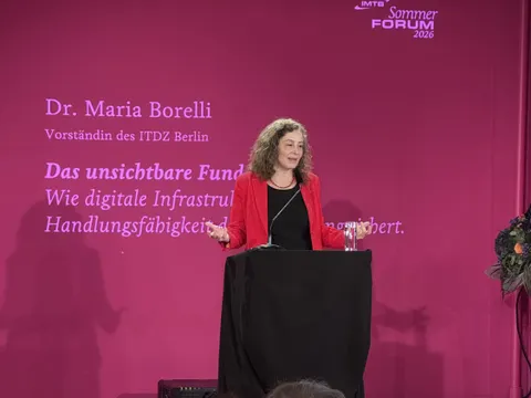 Dr. Maria Borelli spricht auf der Bühne