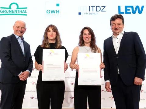 Zwei Fraun halten Zertifikat, links und rechts von ihnen steht jeweils ein Mann