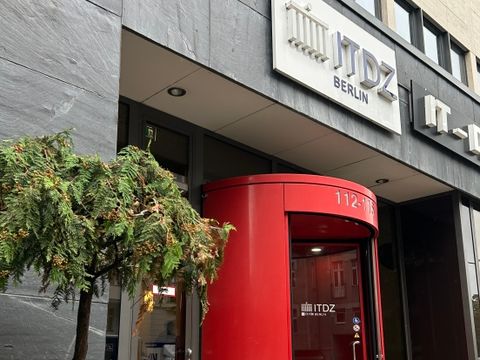 Eingangstür Haus 1 des ITDZ Berlin