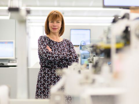 Mitarbeiterin steht im Druckzentrum