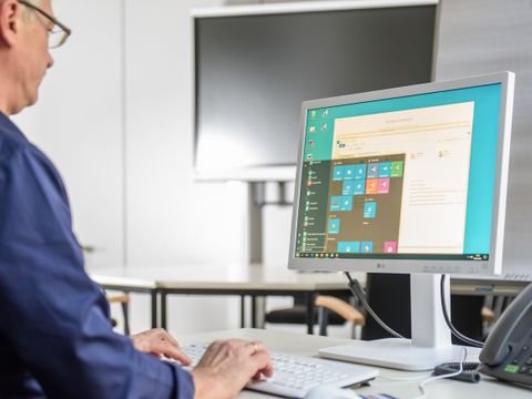 Mitarbeiter an einem Standard IKT-Arbeitsplatz