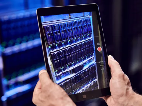 Tablet fotografiert Serverschrank