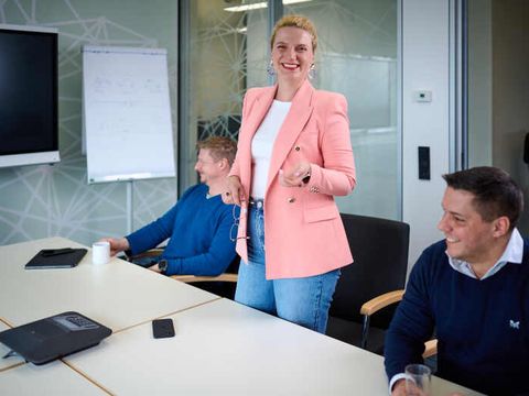 Julia Niedack steht am Schreibtisch