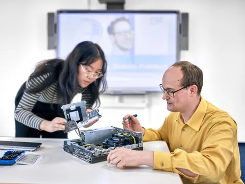 Benjamin und Hamy bauen ein Motherboard auseinander
