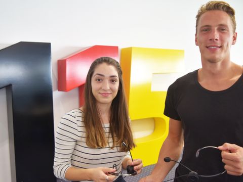 Ayla und Jan stehen vor den 115 Zahlen