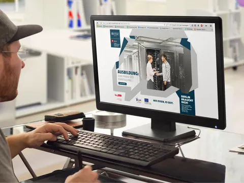 Angestellter vor einem Computer