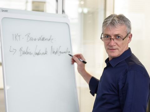 Ein Mitarbeiter an einem Whiteboard