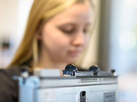 Eine Praktikantin die konzentriert arbeitet