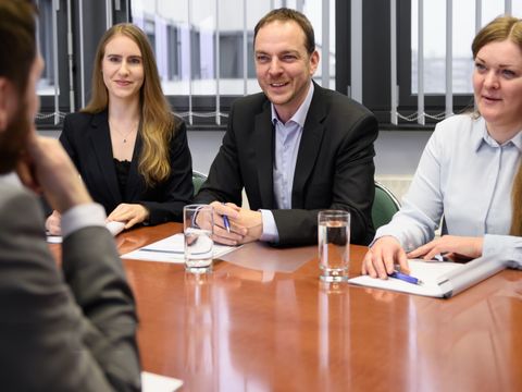 Drei Mitarbeitende sitzen gegenüber einem Bewerber für das ITDZ-Berlin
