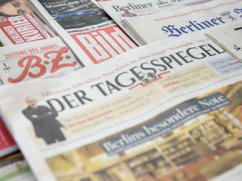 Mehrere gestapelte Zeitungen