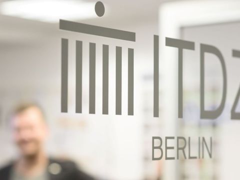 Nahaufnahme von einem Druck des Logos des ITDZ