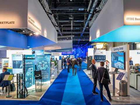 Menschen an Ständen und Gängen auf der Smart Country Convention