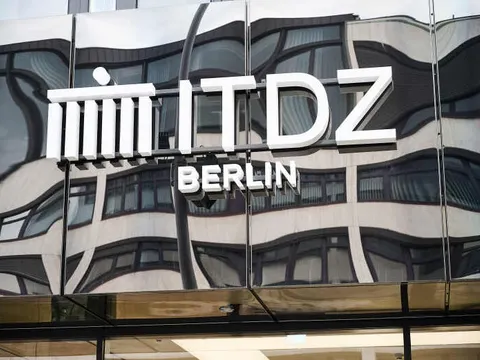 Das ITDZ Berlin Logo über dem Eingang in Haus 7
