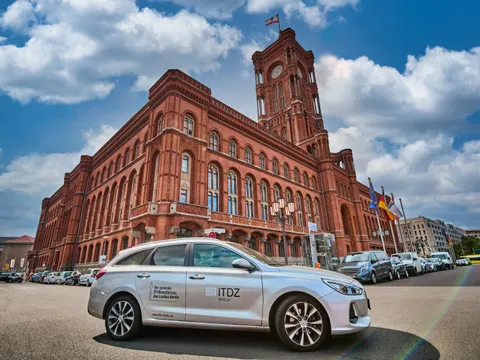 Das ITDZ Berlin Firmenauto steht vor dem Roten Rathaus