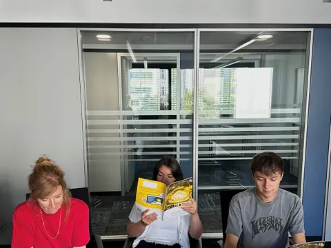 Drei Mitarbeitende lesen die neue Ausgabe vom ITDZ Berlin Unternehmensmagazin